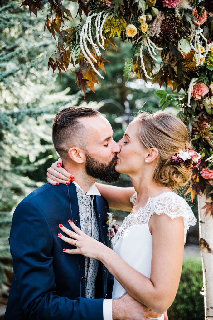 kiss bride and groom